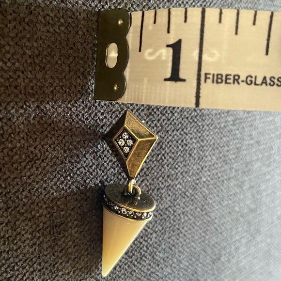 Jewelmint - Bronze and Ivory Colored Tribal Pierced Earrings - Picture 5 of 5